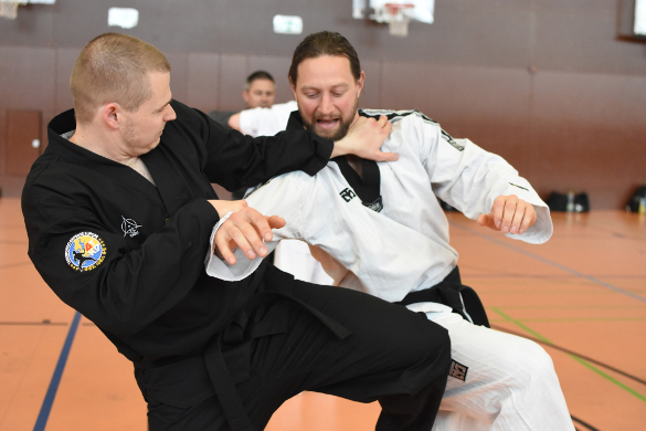 René Knipschild (links) und Andreas Althaus (rechts) in Action beim Taekwondo Defense Seminar (2023)