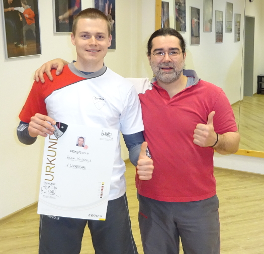 René Knipschild in seinem neuen T-Shirt für höhere Grade neben seinem Meister Hakan Aslan, 07. Februar 2020