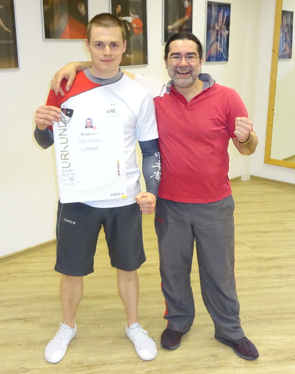 René Knipschild in seinem neuen T-Shirt für höhere Grade neben seinem Meister Hakan Aslan, 07. Februar 2020